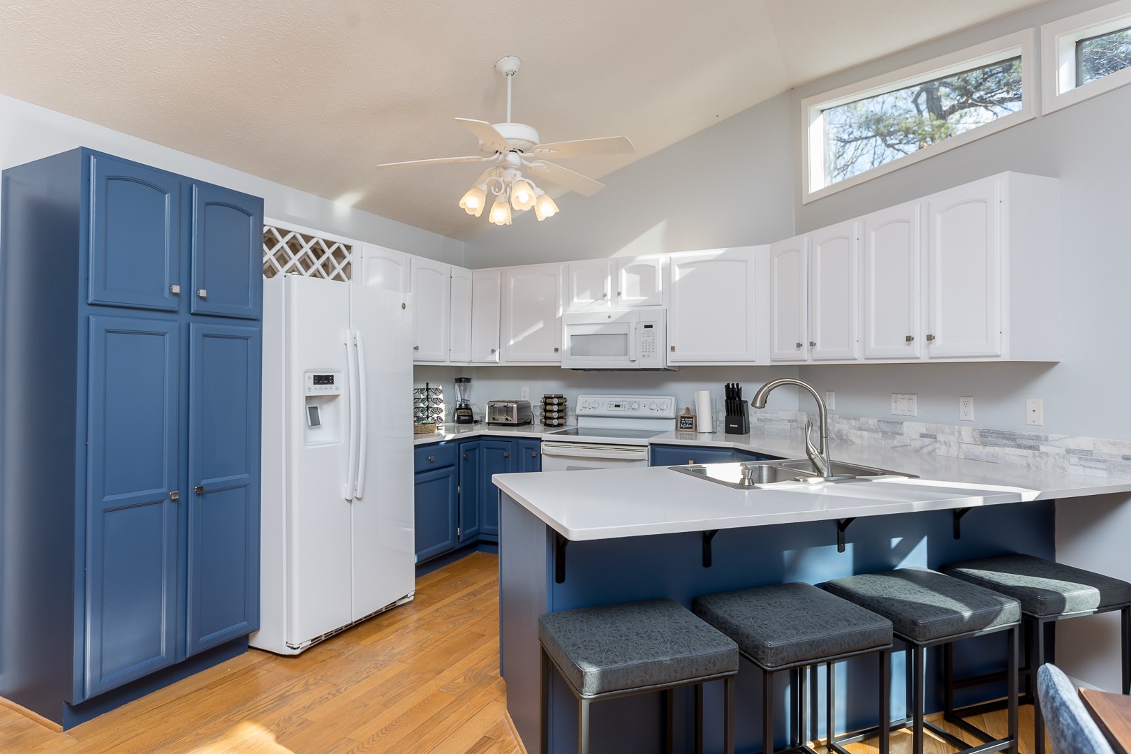 White and blue kitchen with breakfast-bar seating